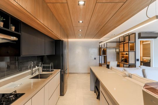 Comprar apartamento mobiliado no Jardim das Acácias com 2 quartos e varanda. Churrasqueira no condomínio. — Cozinha