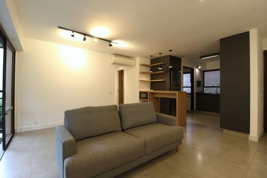 Apartamento mobiliado com 3 quartos, 1 suíte e varanda. Ideal para comprar e aceitar pets. — Sala