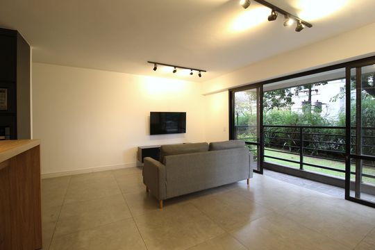 Apartamento mobiliado com 3 quartos, 1 suíte e varanda. Ideal para comprar e aceitar pets. — Sala