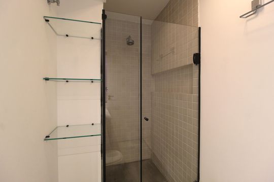 Apartamento mobiliado com 3 quartos, 1 suíte e varanda. Ideal para comprar e aceitar pets. — Banheiro da suíte