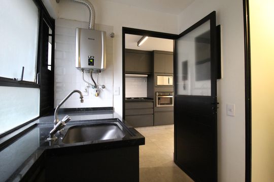 Apartamento mobiliado com 3 quartos, 1 suíte e varanda. Ideal para comprar e aceitar pets. — Cozinha e Área de Serviço