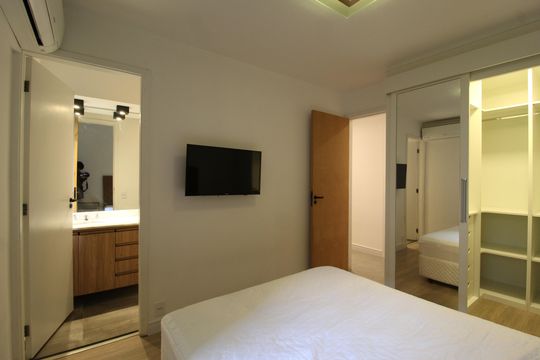 Apartamento mobiliado com 3 quartos, 1 suíte e varanda. Ideal para comprar e aceitar pets. — Suíte