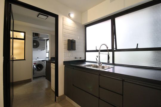 Apartamento mobiliado com 3 quartos, 1 suíte e varanda. Ideal para comprar e aceitar pets. — Cozinha e Área de Serviço