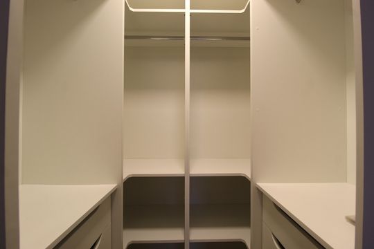 Apartamento mobiliado com 3 quartos, 1 suíte e varanda. Ideal para comprar e aceitar pets. — Closet da suíte