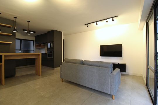 Apartamento mobiliado com 3 quartos, 1 suíte e varanda. Ideal para comprar e aceitar pets. — foto 1