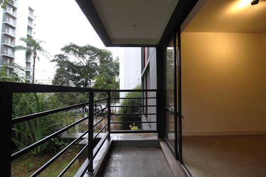 Apartamento mobiliado com 3 quartos, 1 suíte e varanda. Ideal para comprar e aceitar pets. — Varanda da sala