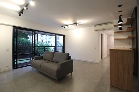 Apartamento mobiliado com 3 quartos, 1 suíte e varanda. Ideal para comprar e aceitar pets. — Sala