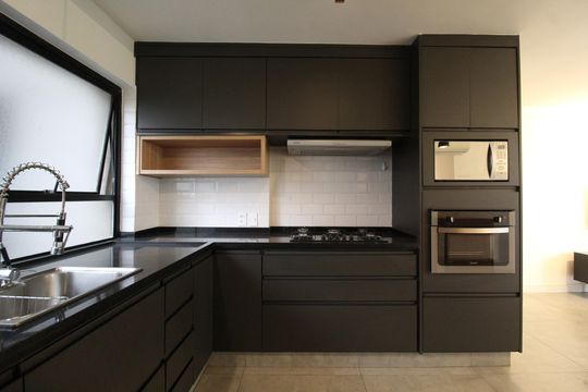 Apartamento mobiliado com 3 quartos, 1 suíte e varanda. Ideal para comprar e aceitar pets. — Cozinha e Área de Serviço