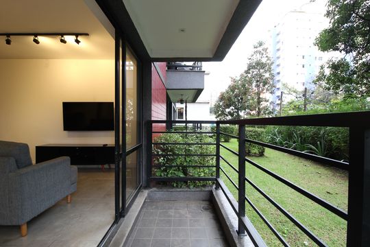 Apartamento mobiliado com 3 quartos, 1 suíte e varanda. Ideal para comprar e aceitar pets. — Varanda da sala