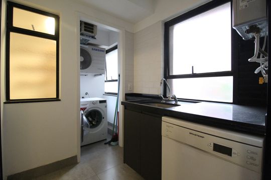 Apartamento mobiliado com 3 quartos, 1 suíte e varanda. Ideal para comprar e aceitar pets. — Cozinha e Área de Serviço