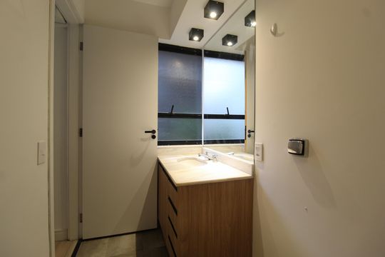Apartamento mobiliado com 3 quartos, 1 suíte e varanda. Ideal para comprar e aceitar pets. — Banheiro da suíte