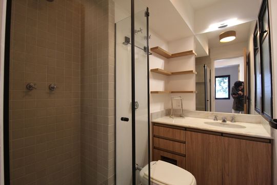 Apartamento mobiliado com 3 quartos, 1 suíte e varanda. Ideal para comprar e aceitar pets. — Banheiro social