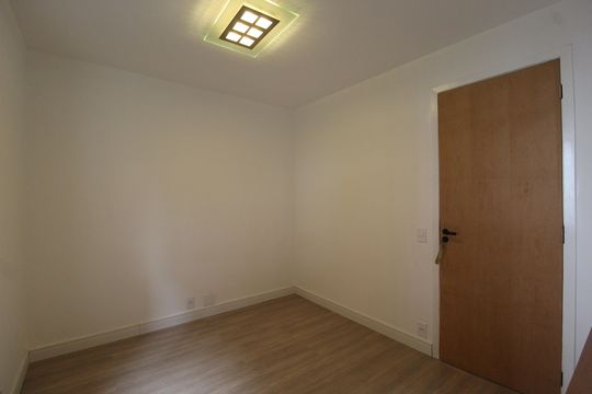 Apartamento mobiliado com 3 quartos, 1 suíte e varanda. Ideal para comprar e aceitar pets. — Quarto 1