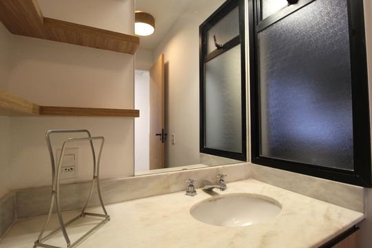 Apartamento mobiliado com 3 quartos, 1 suíte e varanda. Ideal para comprar e aceitar pets. — Banheiro social
