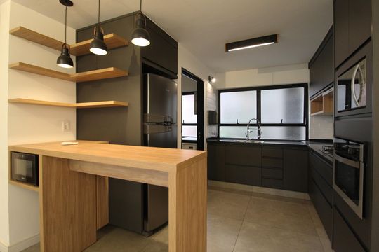 Apartamento mobiliado com 3 quartos, 1 suíte e varanda. Ideal para comprar e aceitar pets. — Cozinha e Área de Serviço