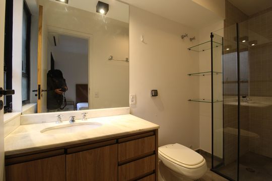 Apartamento mobiliado com 3 quartos, 1 suíte e varanda. Ideal para comprar e aceitar pets. — Banheiro da suíte