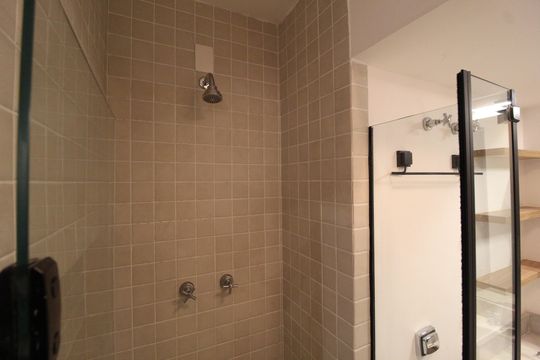 Apartamento mobiliado com 3 quartos, 1 suíte e varanda. Ideal para comprar e aceitar pets. — Banheiro social