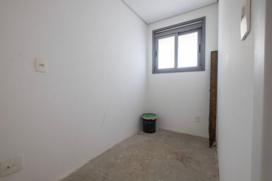Compra apartamento com 4 quartos, academia no condomínio e permite animais de estimação. — Área de Serviço