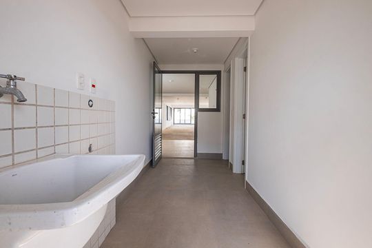 Compra apartamento com 4 quartos, academia no condomínio e permite animais de estimação. — Área de Serviço