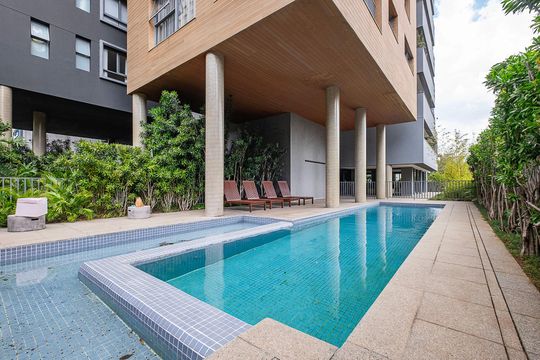 Compra apartamento com 4 quartos, academia no condomínio e permite animais de estimação. — Piscina
