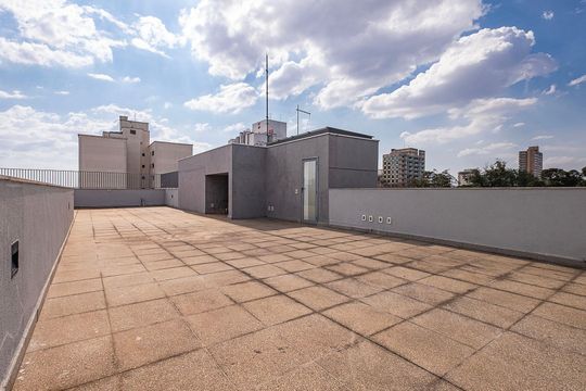 Compra apartamento com 4 quartos, academia no condomínio e permite animais de estimação. — Terraço