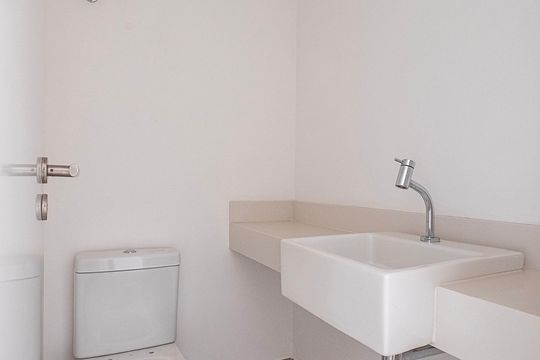 Compra apartamento com 4 quartos, academia no condomínio e permite animais de estimação. — Lavabo