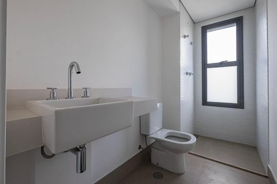 Compra apartamento com 4 quartos, academia no condomínio e permite animais de estimação. — Banheiro Social