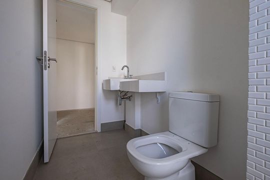 Compra apartamento com 4 quartos, academia no condomínio e permite animais de estimação. — Banheiro Social