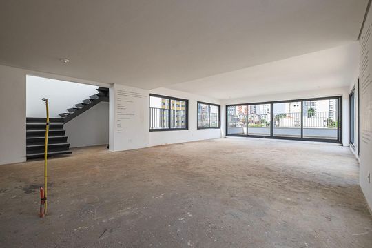 Compra apartamento com 4 quartos, academia no condomínio e permite animais de estimação. — Sala/Cozinha