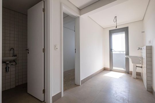 Compra apartamento com 4 quartos, academia no condomínio e permite animais de estimação. — Área de Serviço
