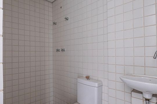 Compra apartamento com 4 quartos, academia no condomínio e permite animais de estimação. — Área de Serviço - Banheiro