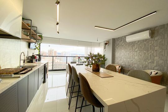 Apartamento na Vila Romana com 3 suítes, varanda e churrasqueira. Piscina no condomínio. Excelente compra! — Sala