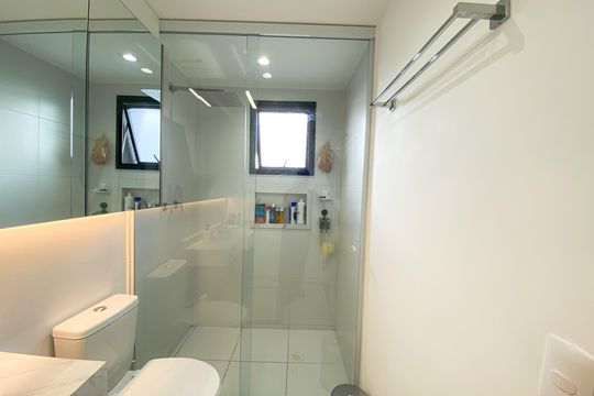 Apartamento na Vila Romana com 3 suítes, varanda e churrasqueira. Piscina no condomínio. Excelente compra! — Banheiro Suíte 1