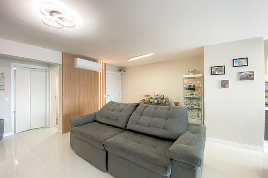Apartamento na Vila Romana com 3 suítes, varanda e churrasqueira. Piscina no condomínio. Excelente compra! — Sala