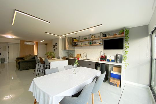 Apartamento na Vila Romana com 3 suítes, varanda e churrasqueira. Piscina no condomínio. Excelente compra! — Sala