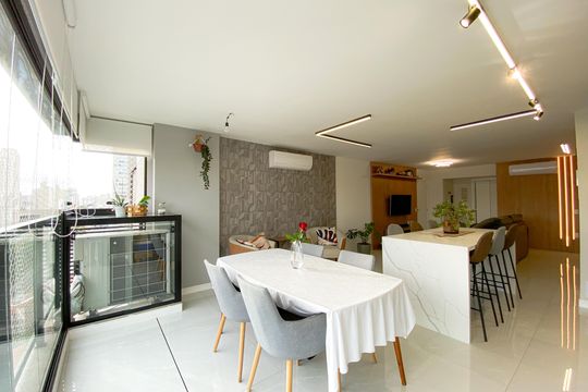 Apartamento na Vila Romana com 3 suítes, varanda e churrasqueira. Piscina no condomínio. Excelente compra! — Sala