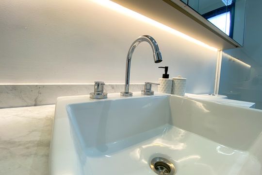 Apartamento na Vila Romana com 3 suítes, varanda e churrasqueira. Piscina no condomínio. Excelente compra! — Banheiro Suíte 1