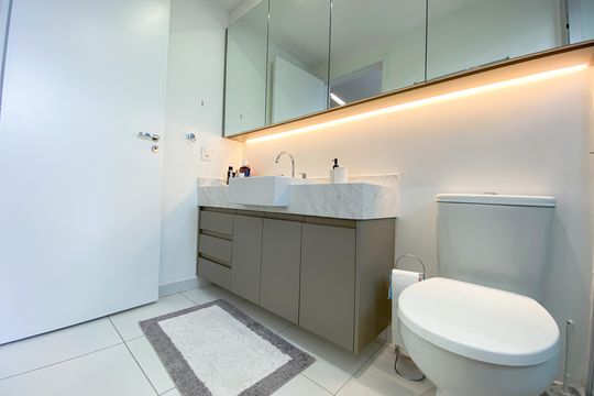 Apartamento na Vila Romana com 3 suítes, varanda e churrasqueira. Piscina no condomínio. Excelente compra! — Banheiro Suíte 1