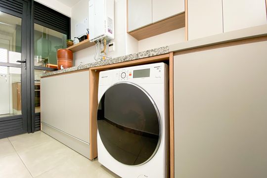 Apartamento na Vila Romana com 3 suítes, varanda e churrasqueira. Piscina no condomínio. Excelente compra! — Área de Serviço