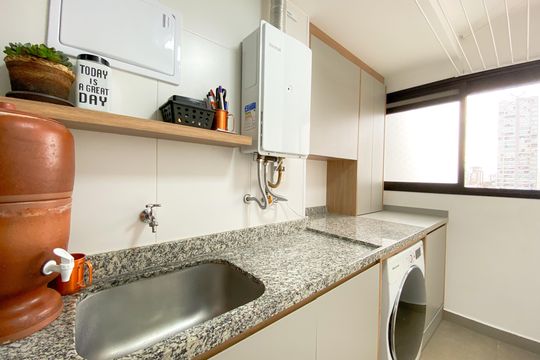 Apartamento na Vila Romana com 3 suítes, varanda e churrasqueira. Piscina no condomínio. Excelente compra! — Área de Serviço