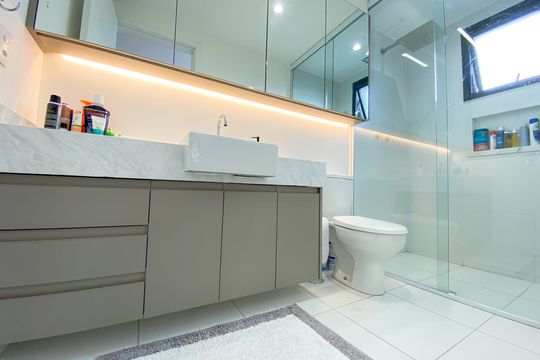 Apartamento na Vila Romana com 3 suítes, varanda e churrasqueira. Piscina no condomínio. Excelente compra! — Banheiro Suíte 1