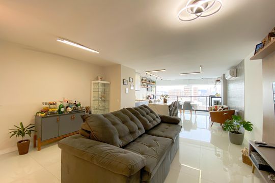 Apartamento na Vila Romana com 3 suítes, varanda e churrasqueira. Piscina no condomínio. Excelente compra! — Sala