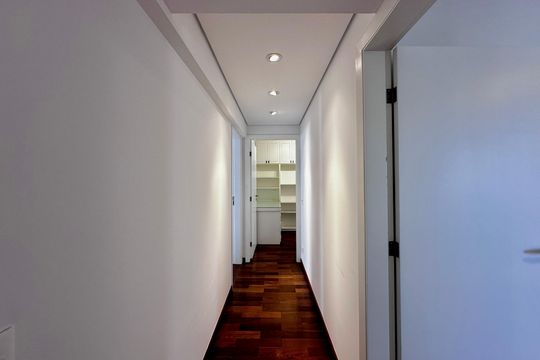 Apartamento para comprar na Cidade Monções com 3 quartos e varanda. — Corredor Suítes