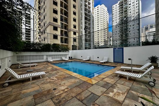 Apartamento para comprar na Cidade Monções com 3 quartos e varanda. — Piscina