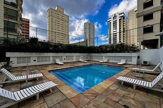 Apartamento para comprar na Cidade Monções com 3 quartos e varanda. — Piscina
