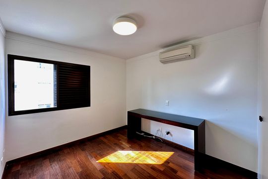 Apartamento para comprar na Cidade Monções com 3 quartos e varanda. — Suíte 3