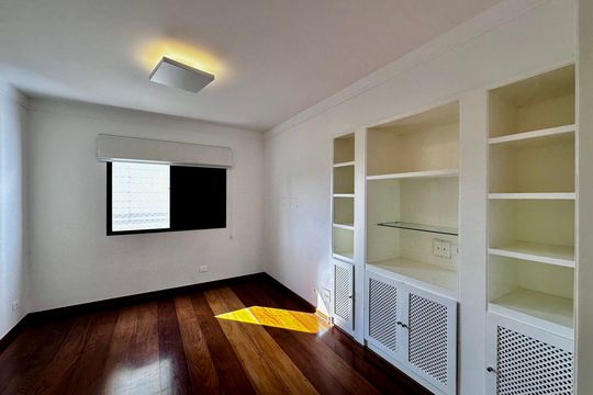 Apartamento para comprar na Cidade Monções com 3 quartos e varanda. — Escritório