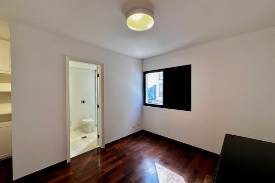 Apartamento para comprar na Cidade Monções com 3 quartos e varanda. — Suíte 3