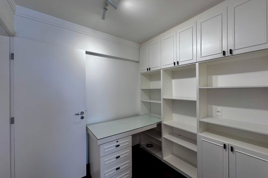 Apartamento para comprar na Cidade Monções com 3 quartos e varanda. — Suíte 3