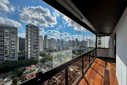Apartamento para comprar na Cidade Monções com 3 quartos e varanda. — Sacada da Sala